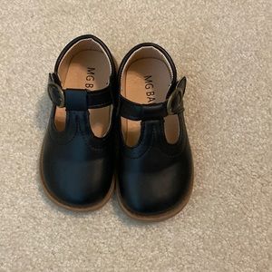 Black dress shoes. Great condition! Size 23 or 7